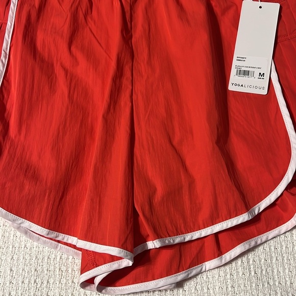 Yogalicious Radiant Courtside Chic Short pleated side hibiscus red size Medium - Picture 3 of 9